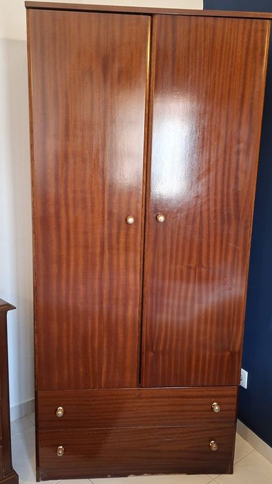 Guarda-fato com 2 portas e 2 gavetas