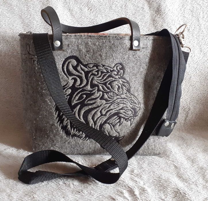 Mała torebka z filcu