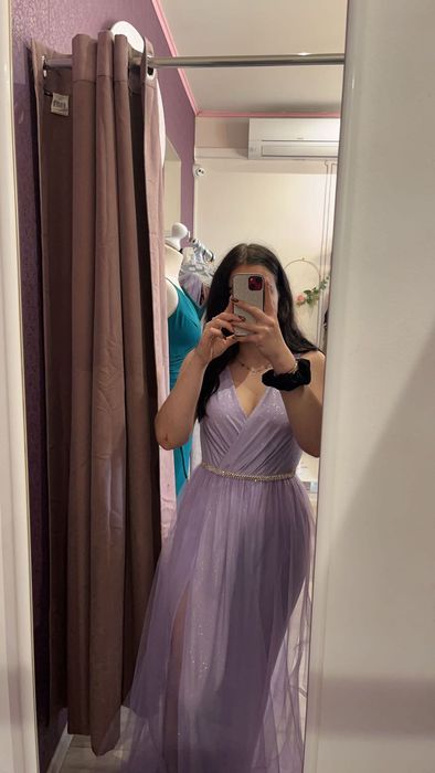 Długa liliowa sukienka z rozcięciem na nodze