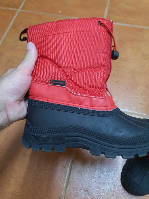 Botas de criança para a neve