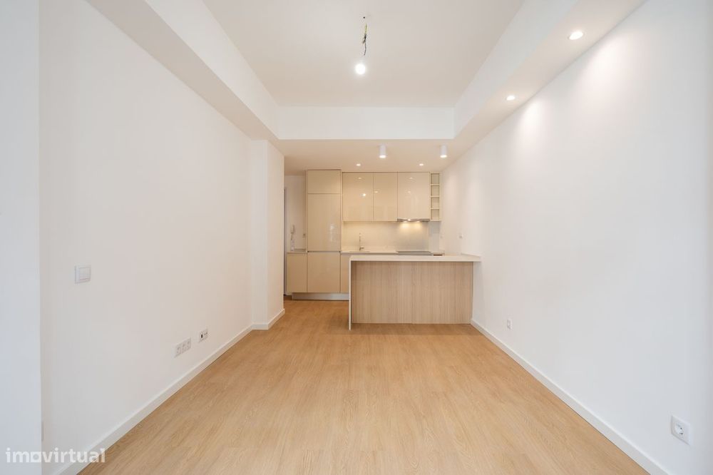 Renovated T1 Apartment in Paço de Arcos, 5 Minutes from the Beach and Train Station