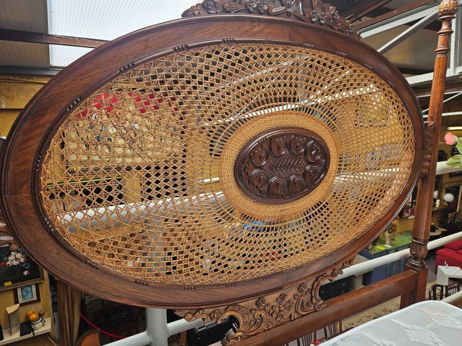 Excelente cama antiga em madeira com cabeceira em pelhinha mais estrado e colchão - óptimo estado geral