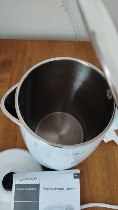 Продам электрочайник Midea