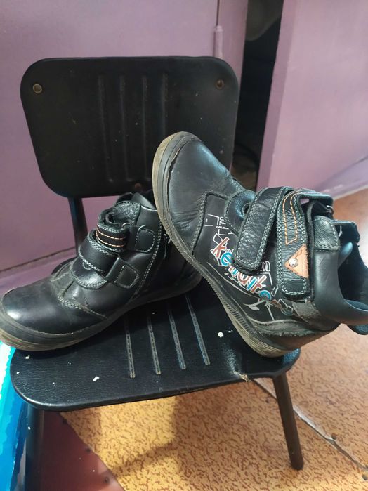 Отдам ботинки на мальчика осенние.