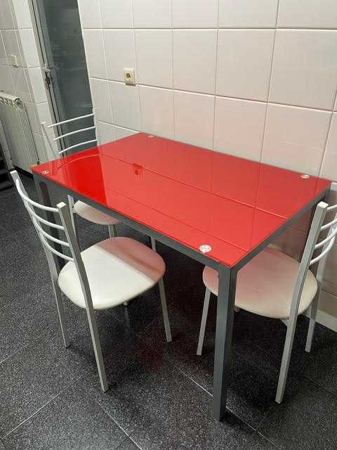 Mesa de cozinha com cadeiras