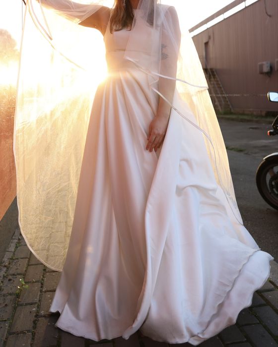 Весільна сукня з атласу, відкрита спина, корсет, розмір L