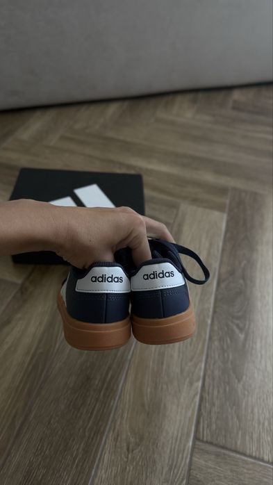 Кроссовки adidas 28
