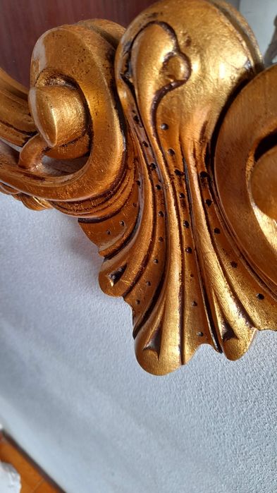 Moldura com acabamento folha de ouro