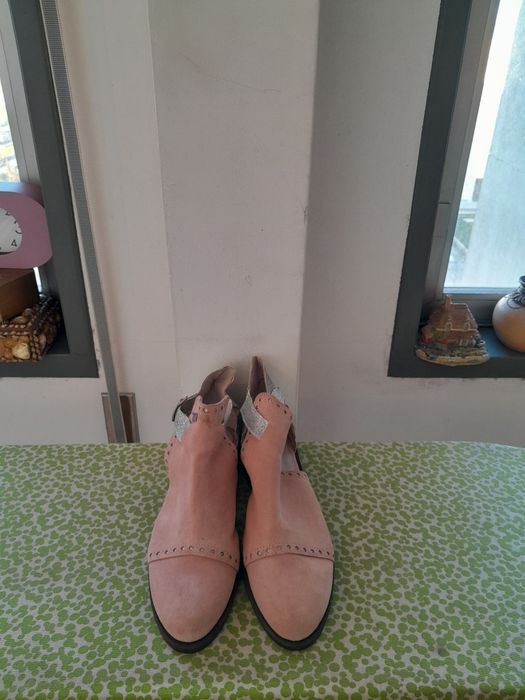 Selling very beautiful, like-new NATA women's boots