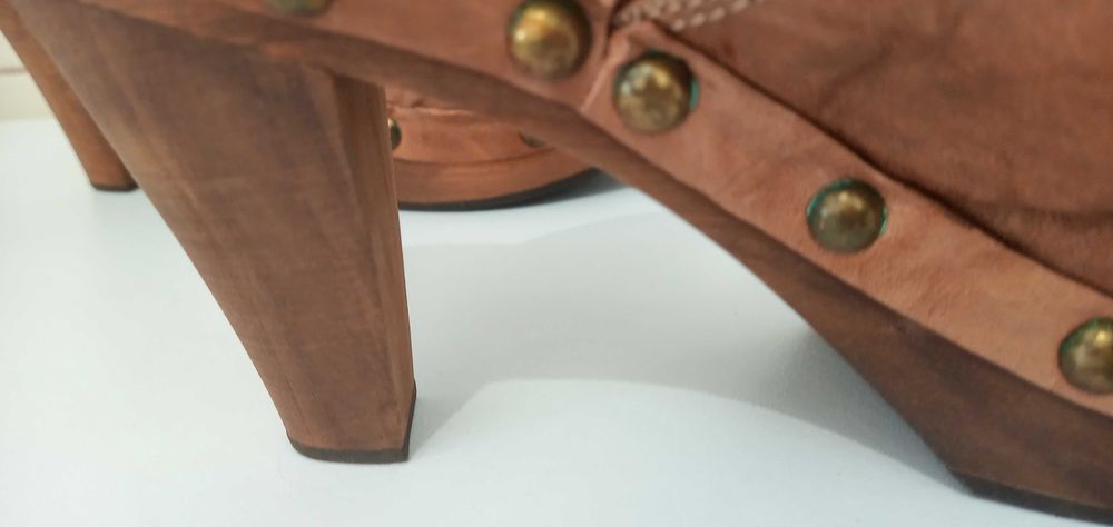 Vendo sandálias em pele em tom castanho com tacão em madeira 20€