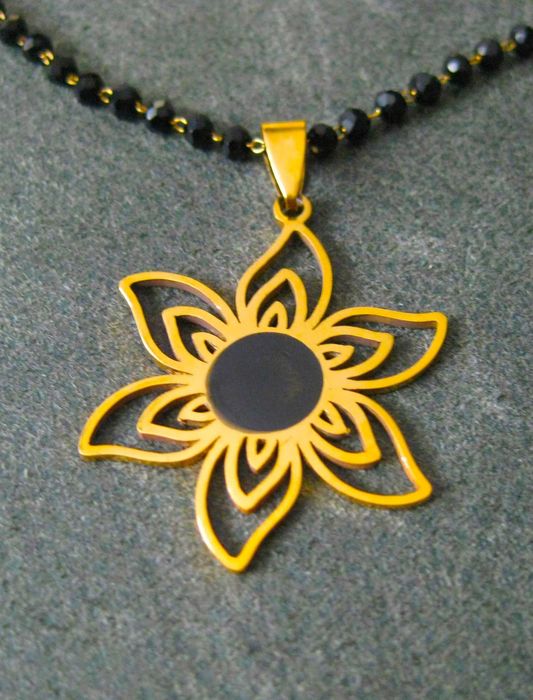 Colares Aço Flor c/ Pedras Pretas NOVO - SALDO
