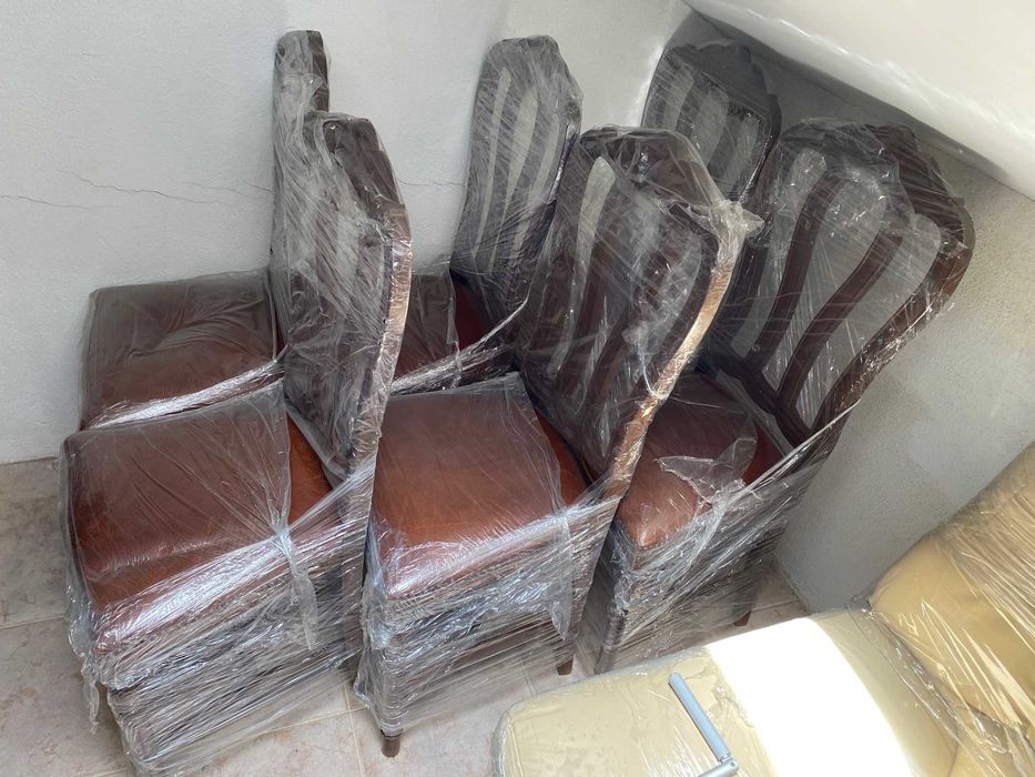 Mesa de jantar em madeira extensível e cadeiras