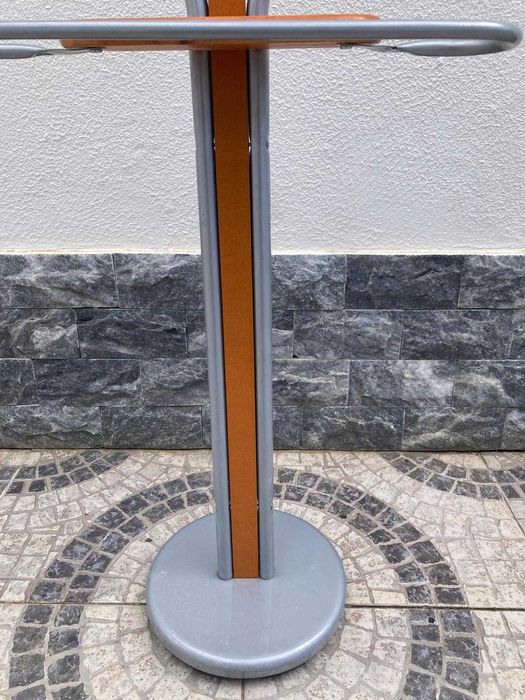 Cabideiro de Pé em Metal e Madeira
