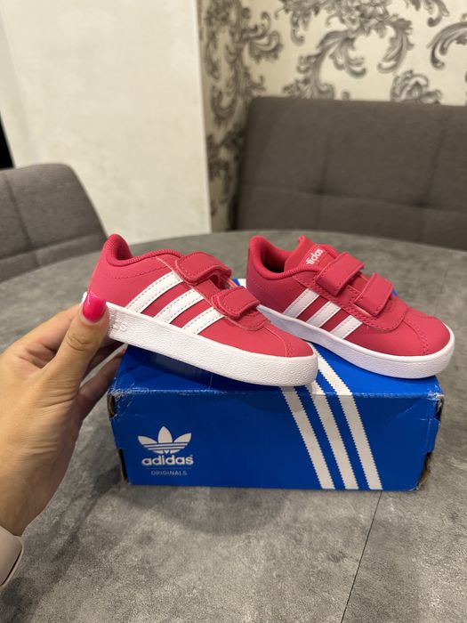 Дитячі кросівки для дівчинки adidas, розмір 22