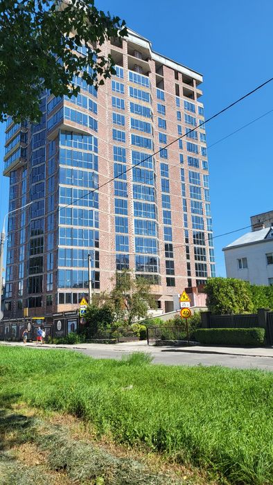 Продаж 2 кім квартири коло ставу та парку.