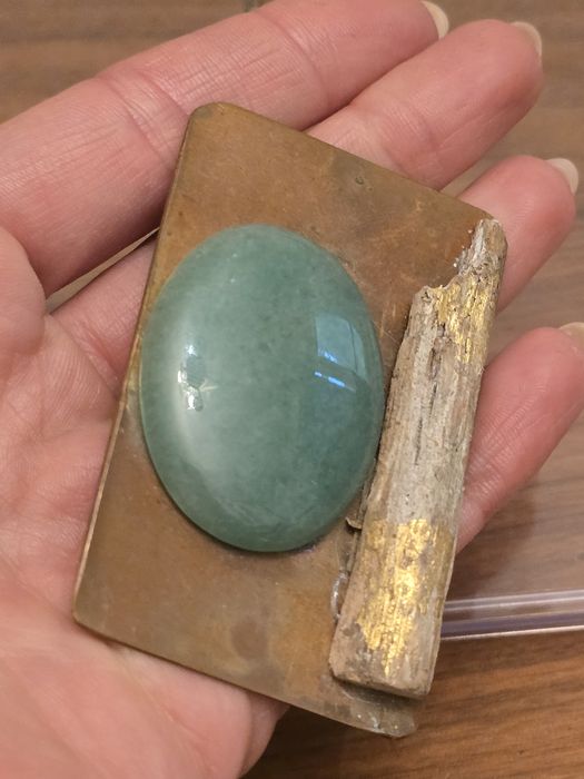 Piękna artystyczna broszka wykonana z miedzi i naturalnych kamieni .