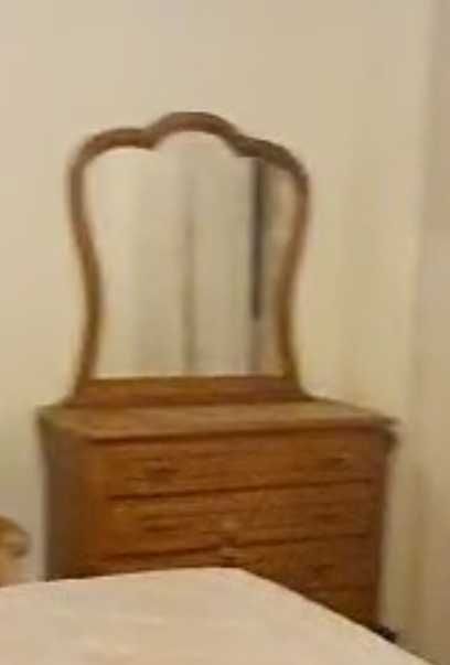 Cómoda de madeira com espelho