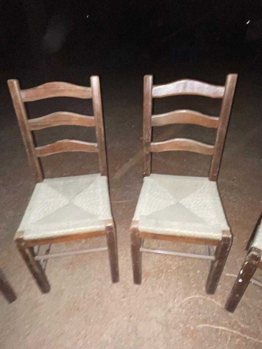 Quatro cadeiras com fundo de bunho em bom estado