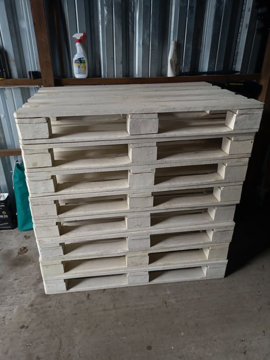 Łużko z palet drewnianych