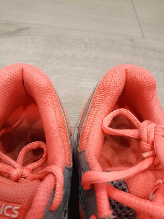 Sportowe buty damskie.