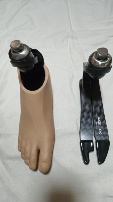 Протези правої і лівої стопи,.