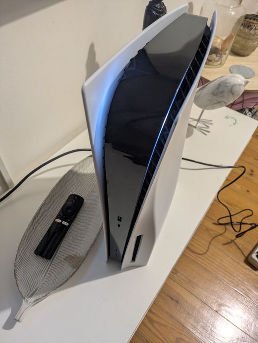 Consola  PS5 c/ leitor - 825GB