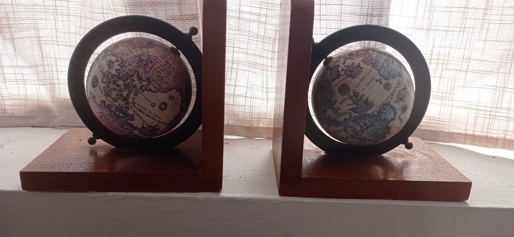 Par de  suportes para livros modelo globos