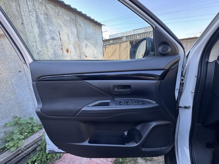 Продаж Mitsubishi Outlander 2021 року