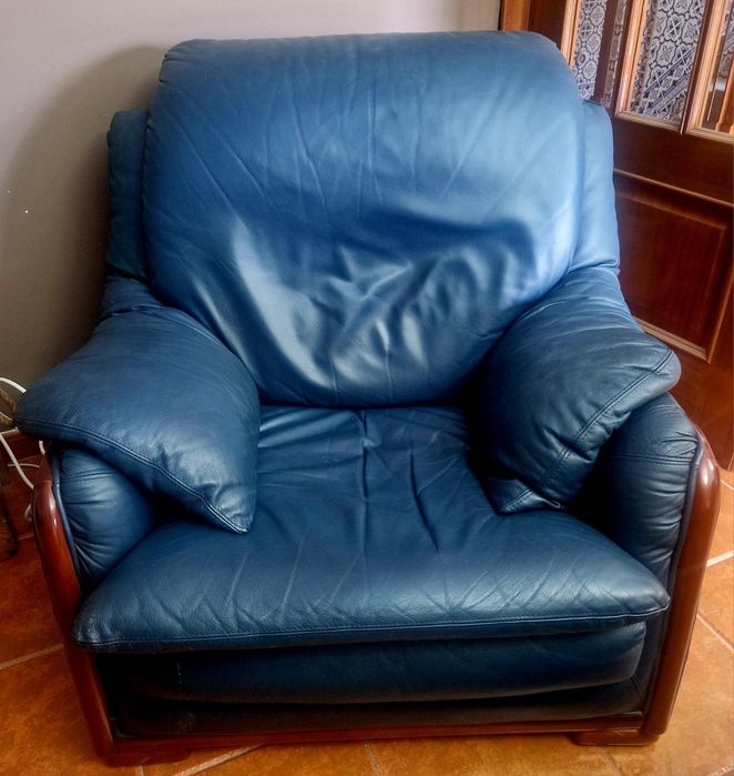 Conjunto de Sofás em Pele Azul Escuro (3 Lugares + 2 Cadeirões) – Excelente Estado