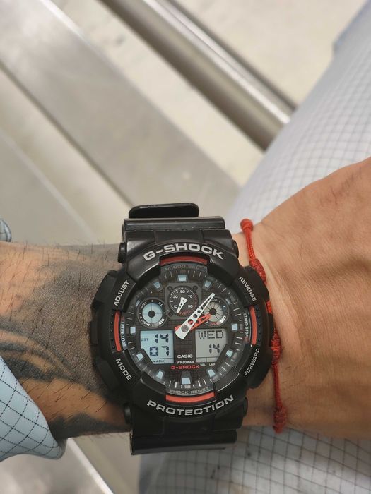 Relógio G-shock preto e vermelho