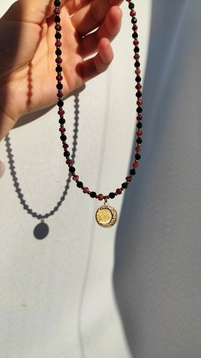 Naszyjnik czarno fuksjowy zawieszka słońce księżyc