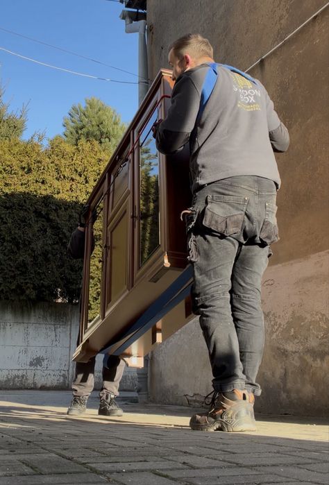 Transport, przeprowadzki wnoszenie po schodach. Auto z windą,
