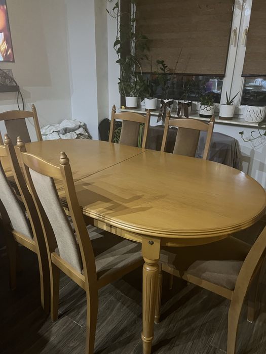 Stół kuchenny razem ze krzesłami