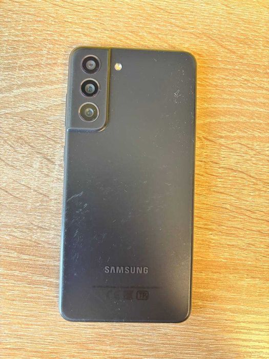 Продаю Samsung S21 FE + Samsung Galaxy Fit3