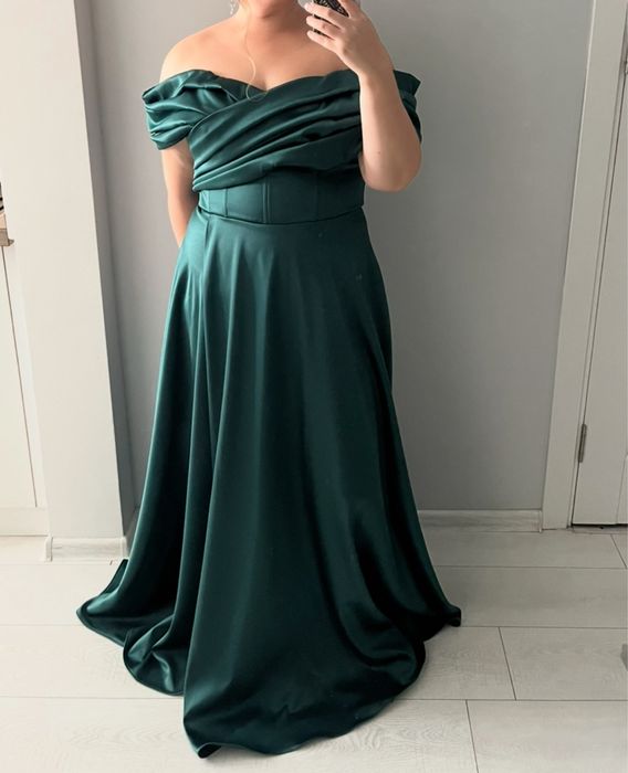 Розкішна вечірня сукня з атласу — корсетна, зелена, як із казки