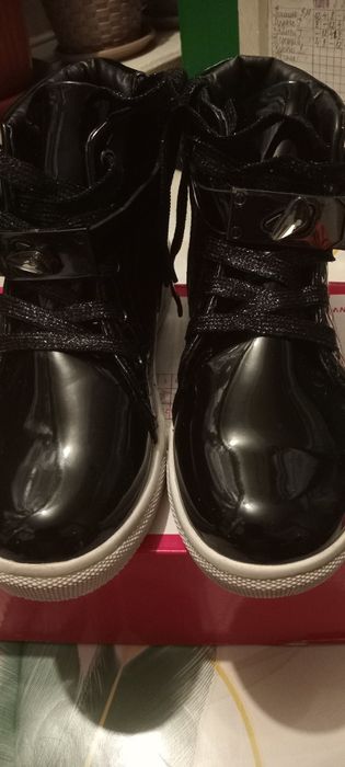 Продам дитячі ботіночки 35р лакові