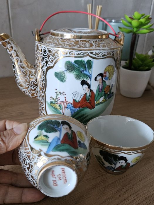 Bule e chávenas antigo