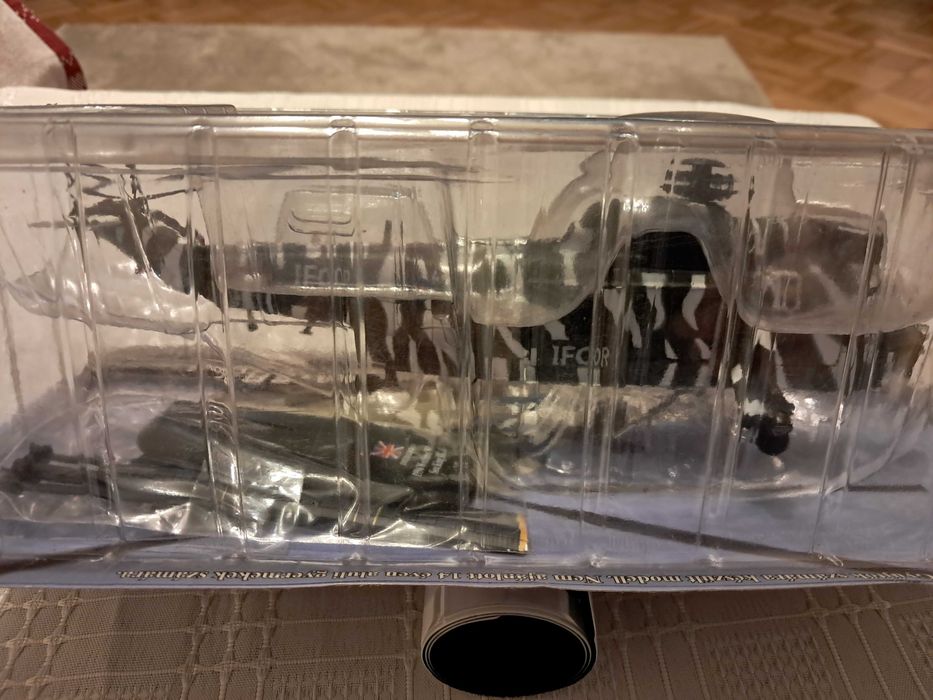 8 samolotów i śmigłowców diecast firmy AmerCom