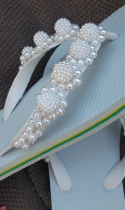 Chinelo de dedo com pérolas aplicadas à mao
