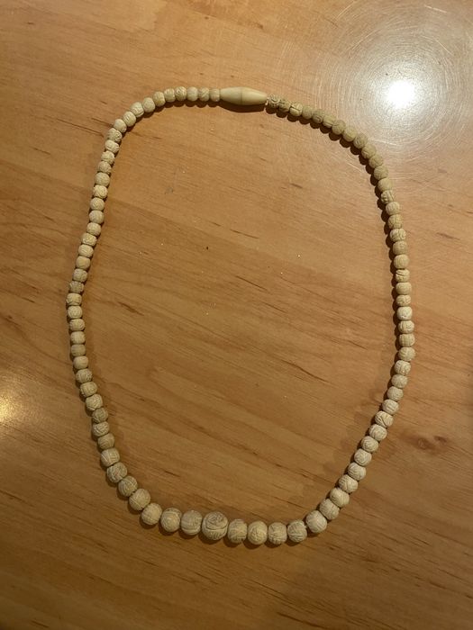 Celuloidowy naszyjnik w rzezbione wzory Vintage