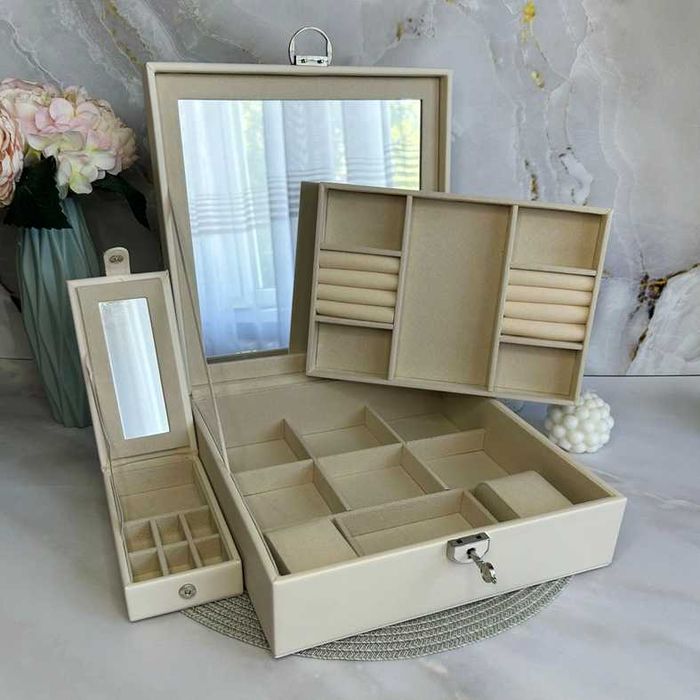 Шкатулка для прикрас на замку із дзеркалом 25х25х8,5 см бежева