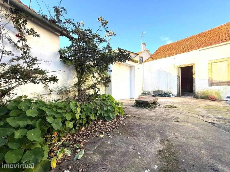 Moradia c/ pátio para restauro no Centro de Ovar