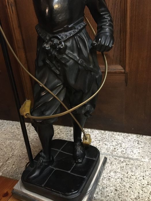 Candeeiro estátua em marfinite