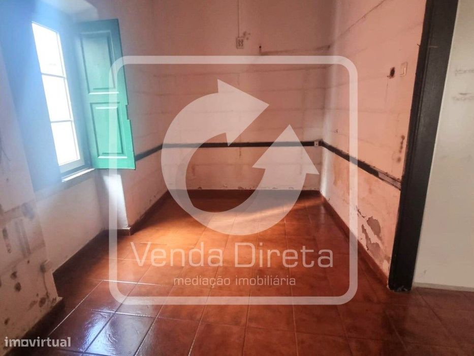 Prédio Urbano de Utilização Mista com Potencial Habitacional e Come...