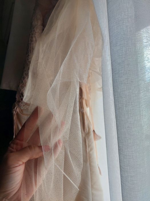 Vestido de noiva com saiote e véu