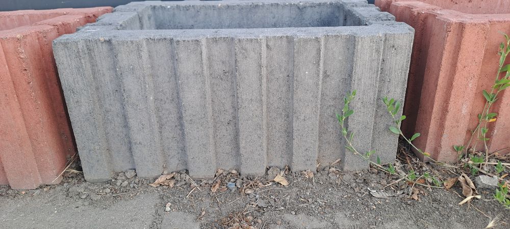 Donica betonowa czarna czerwona