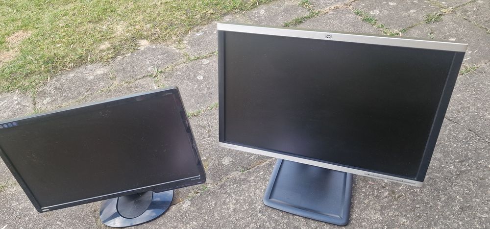 Dwa monitory Led