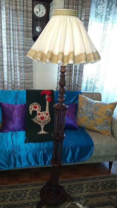 Candeeiro de Pé Alto em Madeira Torneado A