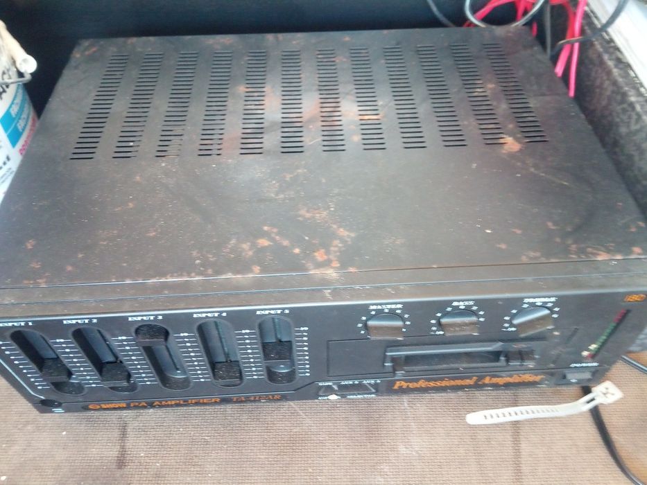 2 colunas exterior e amplificador;  tipo megafone 300W