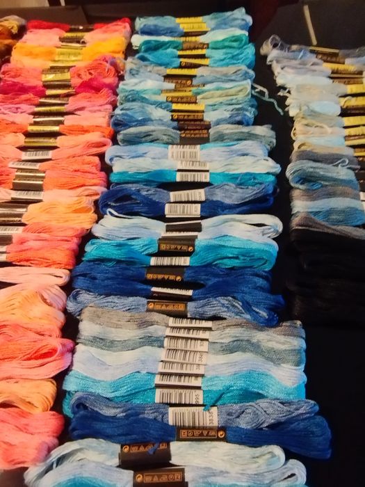 300 medas de linha, fio  para bordados.  Marca branca.